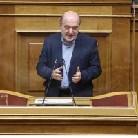 Ο Τρύφων Αλεξιάδης στη Βουλή - Αδιαθεσία