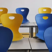 καρέκλες, θρανία, σχολεία, άνοιγμα σχολείων