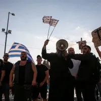Θεματοφύλακες του Συντάγματος διαδήλωση, ελληνική σημαία, σταυρός, ντουντούκα