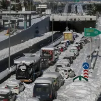 Κακοκαιρία Ελπίς, Αττική Οδός, εγκλωβισμένοι, χιόνια, κακοκαιρία, αυτοκίνητα, αποκλεισμένοι