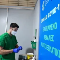 εμβόλιο, υποχρεωτικός εμβολιασμός, νοσοκόμος, εμβολιαστικό κέντρο