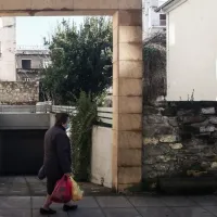 ηλικιωμένη με σακούλες, γυναίκα, ψώνια, δρόμος