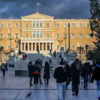 πλατεία Συντάγματος, Βουλή των Ελλήνων, συντριβάνι, σκαλιά, κόσμος, δέντρα