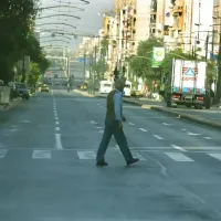 δρόμος, διαβάτης, άδειοι δρόμοι, αυτοκίνητα, λεωφορεία, τραμ