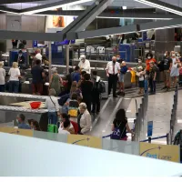 Κόσμος στο αεροδρόμιο