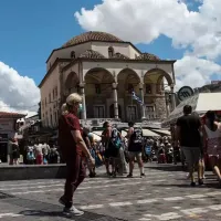 Μοναστηράκι, πλατεία, κόσμος