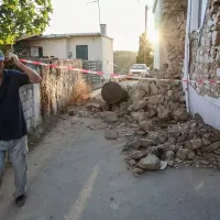Αρκαλοχώρι σεισμός, γκρεμισμένο σπίτι, ερείπια, άντρας