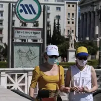 Δύο γυναίκες, μάσκες