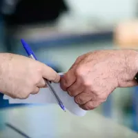 Χέρια, στυλό, ψηφοδέλτιο