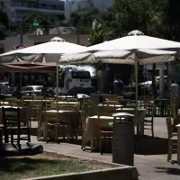 τραπεζοκαθίσματα, ομπρέλες, πλατεία