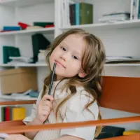 autism, αυτισμός, κορίτσι, στυλό, μολύβι, πολυθρόνα, ράφια