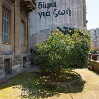 grafiti_se_palia_poloikatikia_athinas