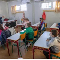 Μαθητές και εκπαιδευτικός στο σχολείο