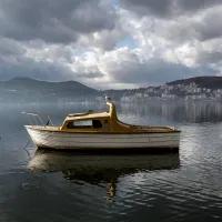 Βάρκα λίμνη Καστοριάς