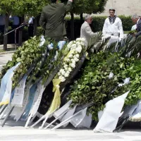 Κατάθεση στεφάνων σε παρέλαση
