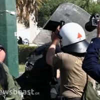 Φοιτήτρια δέχεται επίθεση από ΜΑΤ