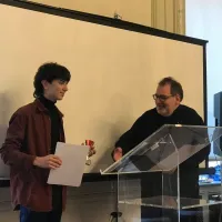 Μαθητής βραβείο για τους υπολογιστές και τη νοηματική