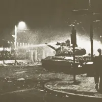 17-Νοέμβρη-1973-εισβολή-του-τανκ-της-χούντας-στο-Πολυτεχνείο.jpg