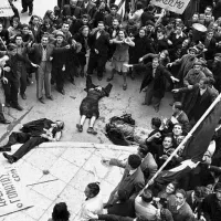 Άψυχα κορμιά στη λεωφόρο Αμαλίας (Φωτογραφία του Dmitri Kessel οπ.π)