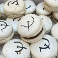 Μακαρόν με σφυροδρέπανο