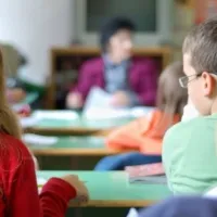 Μαθητές, δημοτικό σχολείο, τάξη, θρανία, δάσκαλος