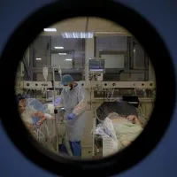 νοσοκομείο, πανδημία, γιατρός, άρρωστοι, ΜΕΘ