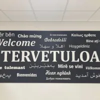 πινακιδα σχολειου φινλανδιας σε ολες τις γλωσσες