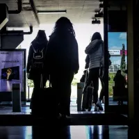 πανδημία, αεροδρόμιο ταξιδιώτες, βαλίτσες