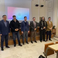  Από αριστερά προς τα δεξιά: Αν. Καθ. Μάρκος Αυλωνίτης, Καθ. Παναγιώτης Βλάμος, Επ. Καθ. Νικόλαος Αραβαντινός-Ζαφείρης, Πρύτανης Ιονίου Πανεπιστημίου Καθ. Ανδρέας Φλώρος, Αν. Καθ. Διονύσης Κατερέλος, Καθ. Κωνσταντίνος Οικονόμου