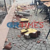 Τούβλα έπεσαν από την κακοκαιρία