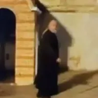 Σάλος με «ιερέα» που βρίζει έξω από εκκλησία 