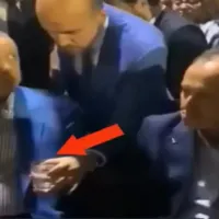 Δεν ήπιε το νερό που του έδωσε ο σωματοφύλακας του