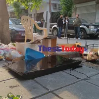 Άνδρας σε αμόκ πέταξε ντουλάπια, καρέκλες και… τηλεόραση από το μπαλκόνι