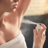 Βάζεις αποσμητικό σε όλο σου το σώμα; Δες πόσο ασφαλές είναι