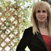 Ποια είναι η πρώτη τρανς εκπαιδευτικός στην Ελλάδα που μετέχει στη νέα διαφήμιση του Pantene
