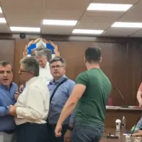 «Μαλλιά - κουβάρια» σε δημοτικό συμβούλιο
