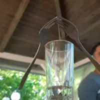 "Μαγικό" κόλπο: Δύο πηρούνια στηρίζονται πάνω σε μια οδοντογλυφίδα στο χείλος ενός ποτηριού (vid)
