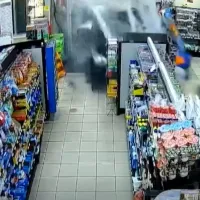 Αυτοκίνητο «καρφώθηκε» σε κατάστημα βενζινάδικου και παρέσυρε πεζό