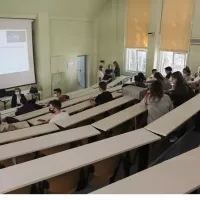 αμφιθέατρο, έδρανα, φοιτητές, προβολή, καθηγητές, πανεπιστήμιο