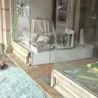 Έσπασαν βιτρίνες από καταστήματα στη Δάφνη