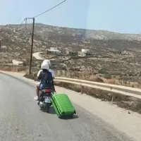 Τρελοί με βαλίτσα σε σκούτερ στη Μύκονο