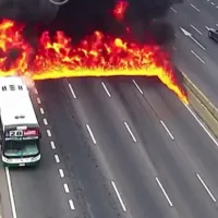 Λεωφορείο τυλίχθηκε στις φλόγες εν κινήσει 