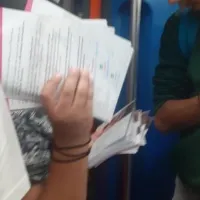 Παιδιά μοίραζαν φυλλάδια του Κώστα Μπακογιάννη