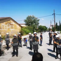 Ματ απέναντι από διαδηλωτές