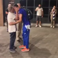 Ο παγκόσμιος πρωταθλητής Μίλτος Τεντόγλου αγκαλιάζει τον παππού του