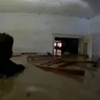 Βατραχάνθρωποι αναζητούν επιζώντες στα πλημμυρισμένα σπίτια