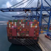Κοντέινερ στον Πειραιά