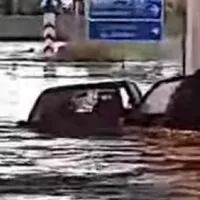 Εγκλωβίστηκε στο αυτοκίνητό της και οδηγός κολύμπησε για να τη σώσει