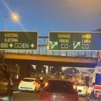 Ασθενοφόρο εγκλωβίστηκε στην Αττική Οδό