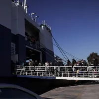 Επιβάτες σε πλοίο σε λιμάνι